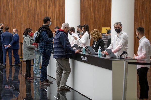 Junta general de accionistas del Banco Sabadell 2022 en Alicante (Fotos: RAFA MOLINA)