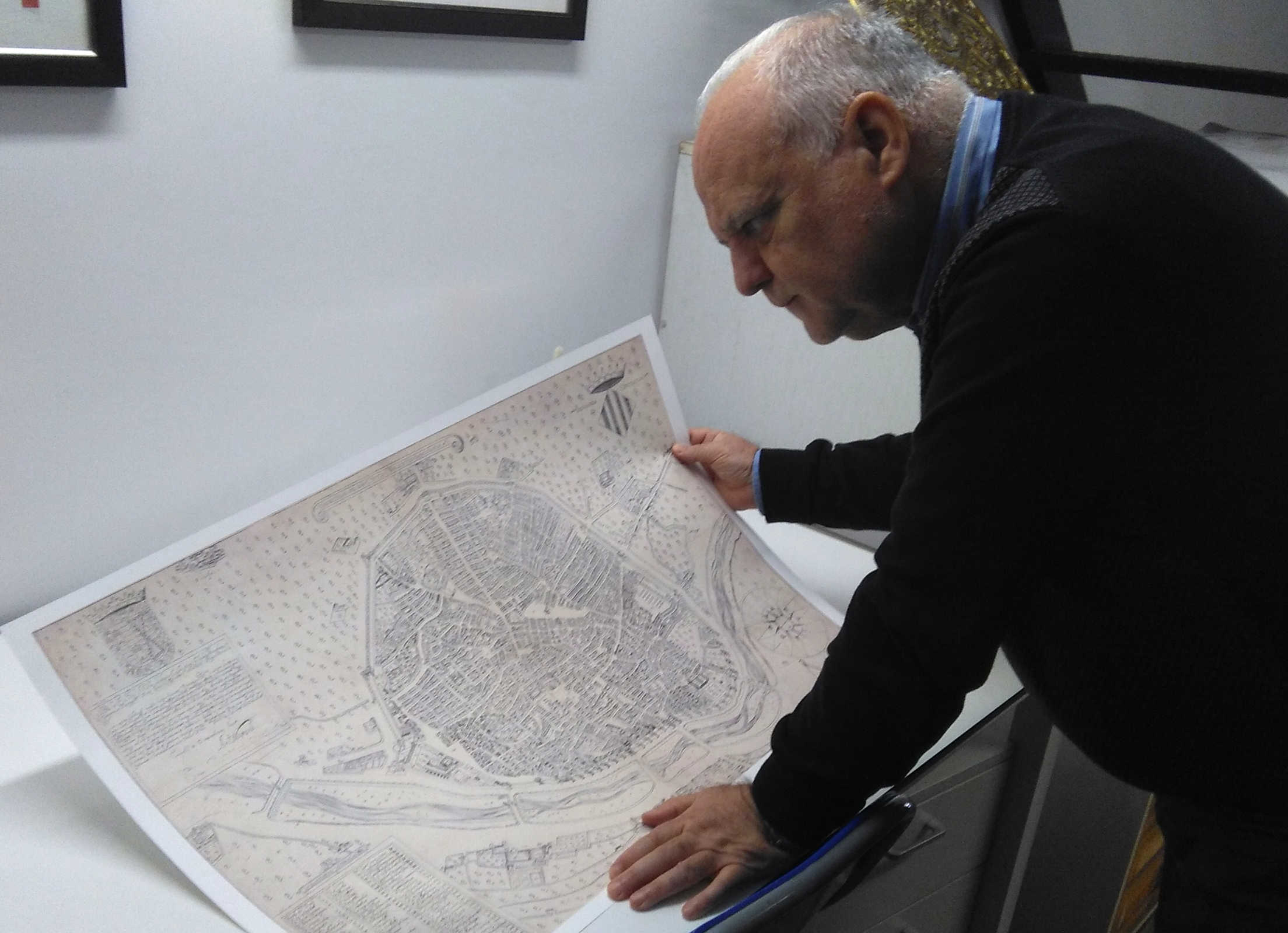 El presidente de la Jerònima Galés, Rafa Solaz, junto al Plano de Manceli - 