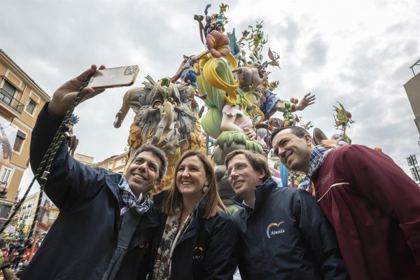 Políticos visitan València en la penúltima jornada de las Fallas de 2022
