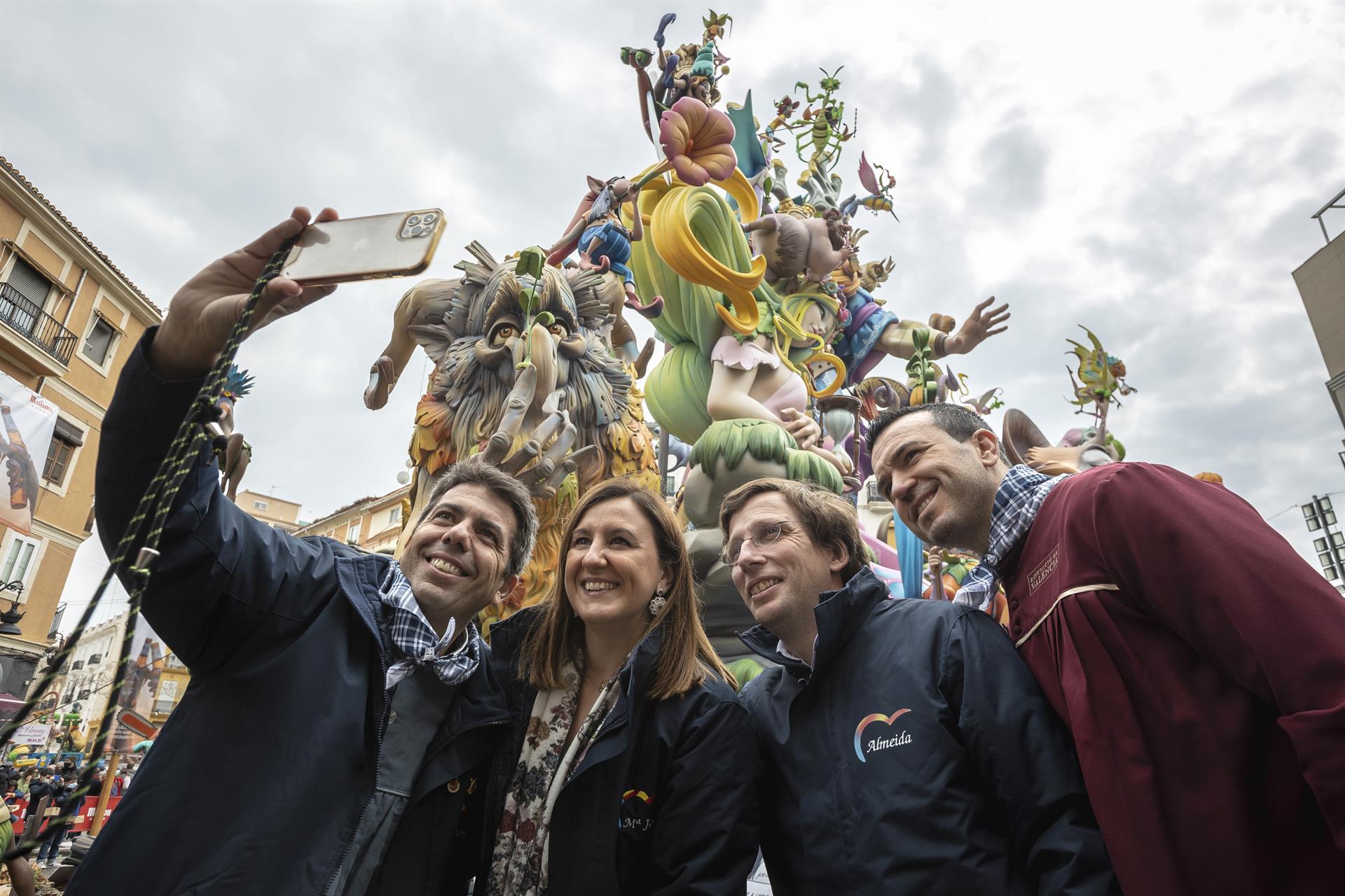 Políticos visitan València en la penúltima jornada de las Fallas de 2022