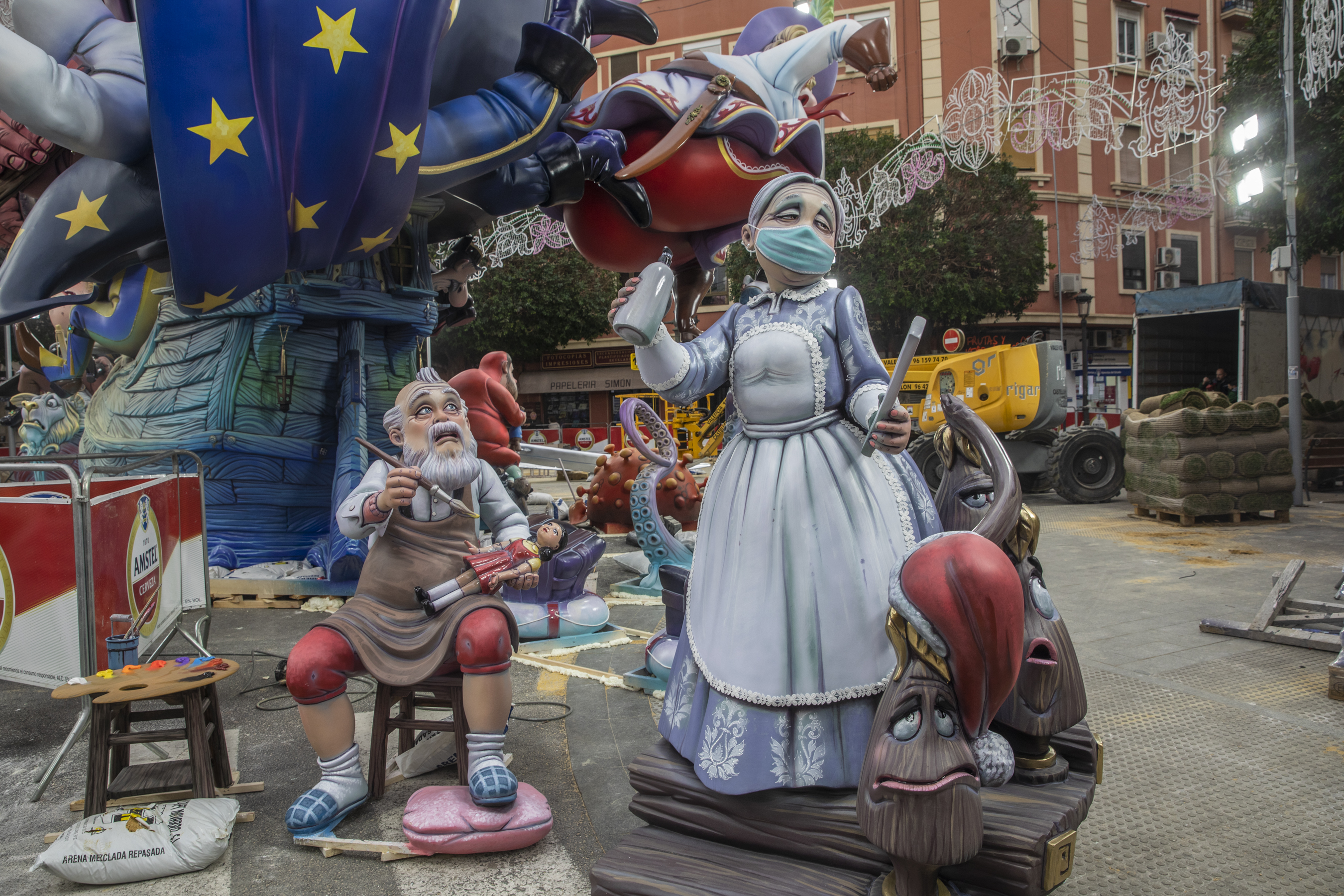 Las Fallas miran al cielo en la plantà de 2022 (Fotos: Eva Máñez)