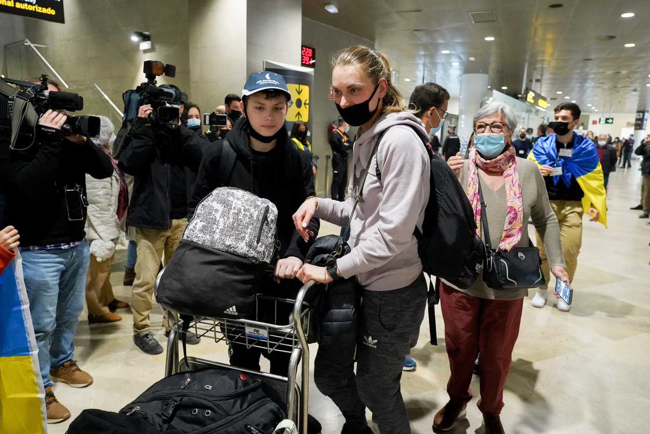Familias ucranianas aterrizan en València en un avión de Air Nostrum (Fotos: Eduardo Manzana)