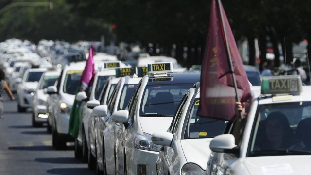 El taxi convoca un paro en todo el país para el día 29 en protesta por las empresas como Uber