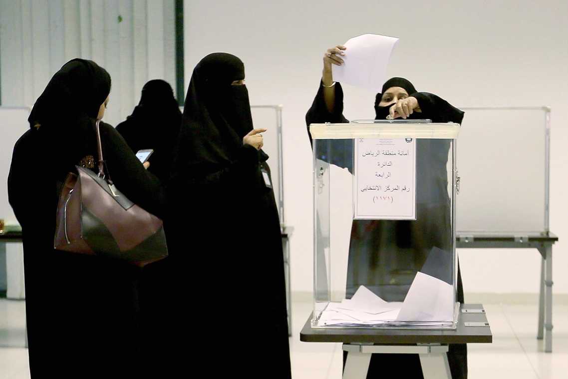 Mujeres saudíes participan por primera vez en una votación. Foto: EFE. - 