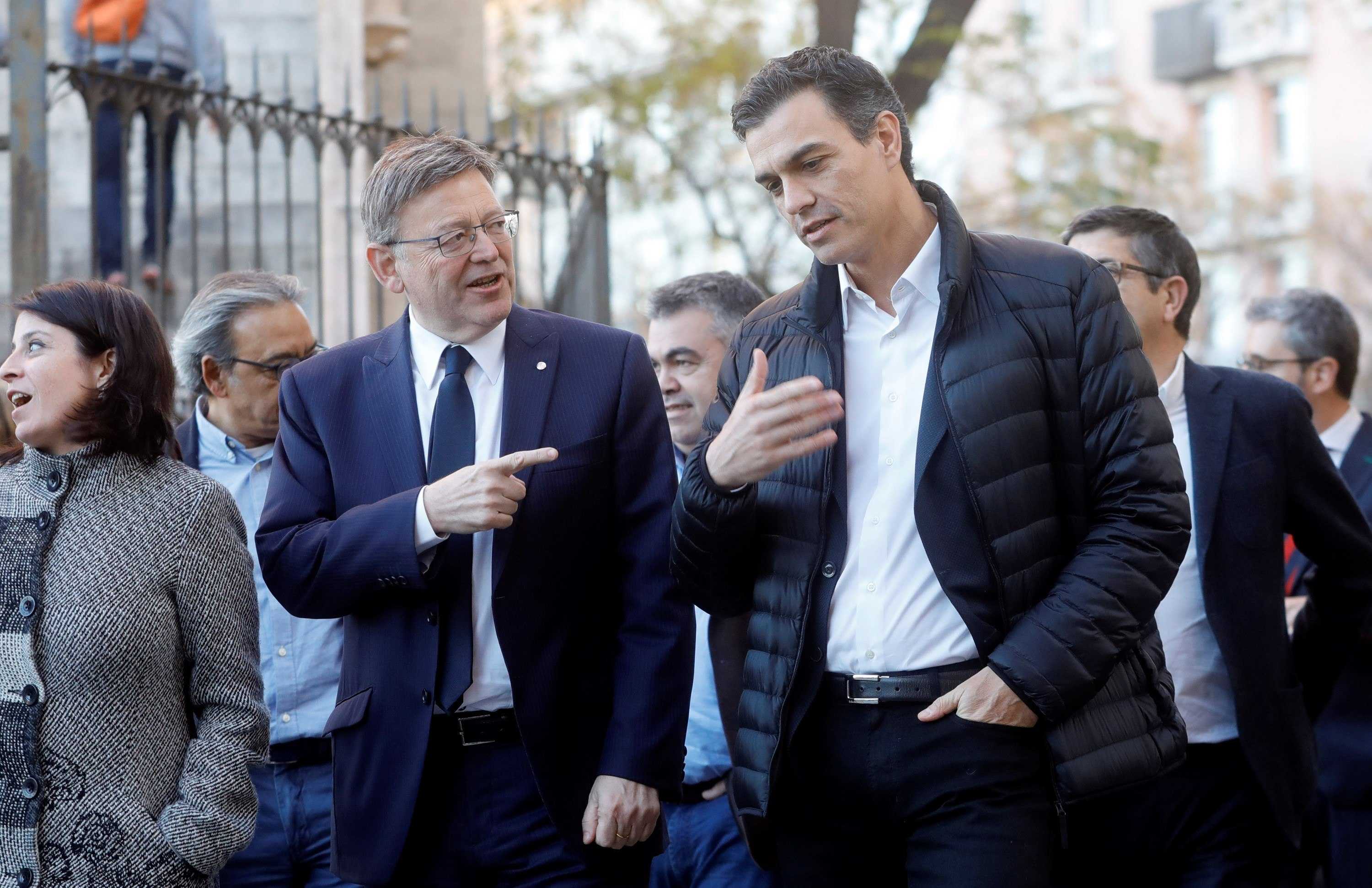 El líder del PSPV y presidente de la Generalitat, Ximo Puig, junto a Pedro Sánchez este lunes. Foto: EFE/Kai Försterling - 