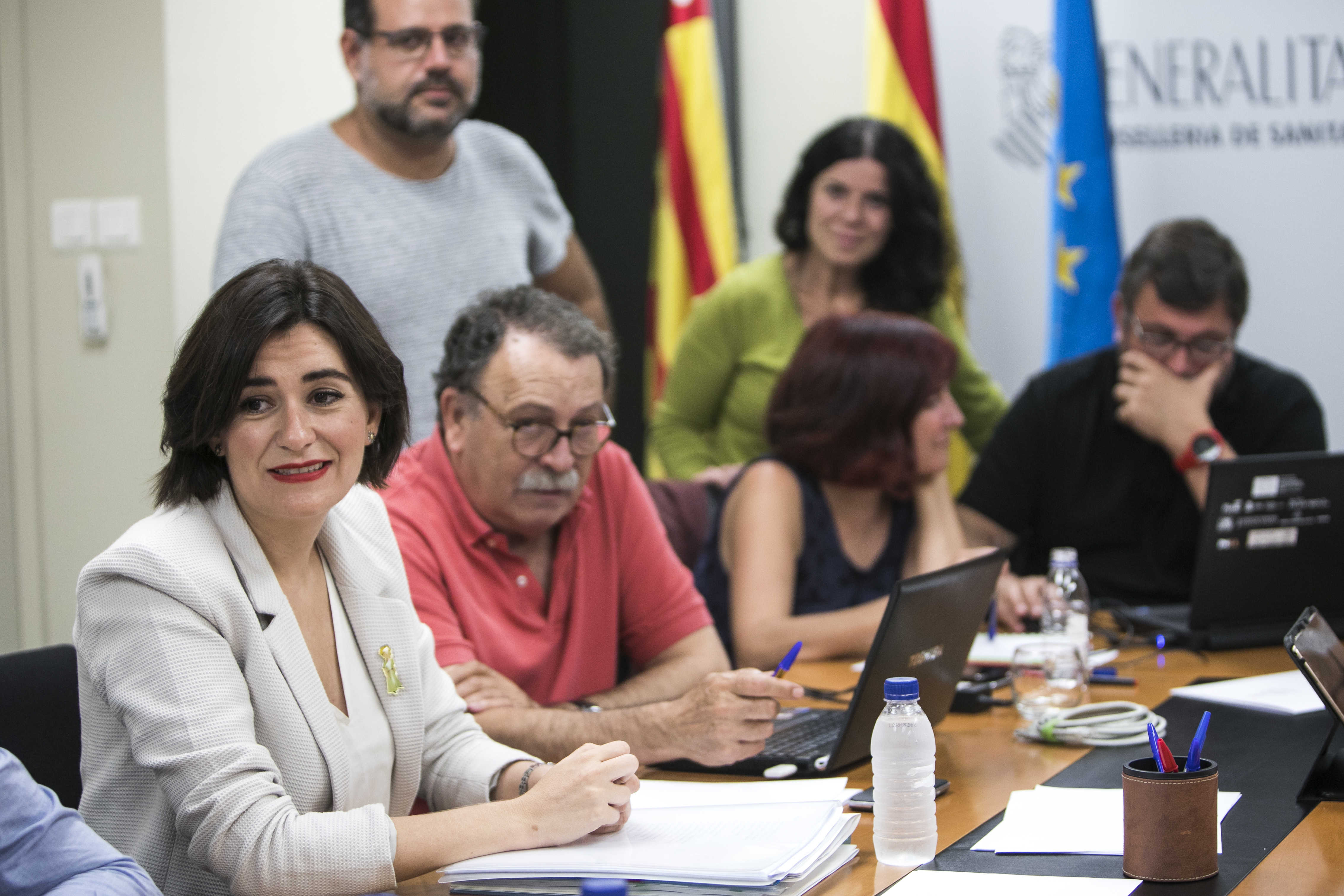 La consellera de Sanidad, Carmen Montón, con parte de su equipo. Foto: EVA MÁÑEZ - 