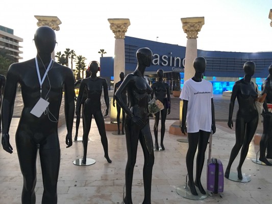 Maniquíes tematizados invaden la Plaza del Puerto 