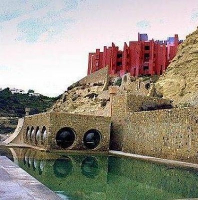 Calp recupera la gestión del Club Social de la urbanización de la Muralla Roja de Bofill