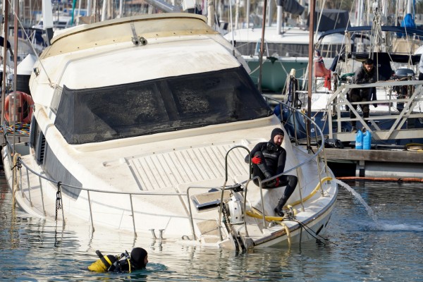 Rescatan un yate hundido en La Marina (Fotos: Eduardo Manzana)