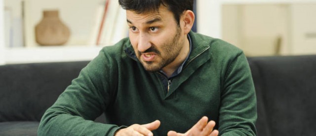 La ley de plurilingüismo inicia su andadura en Les Corts: distinta propuesta, misma bronca política
