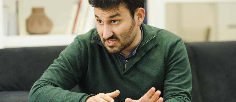 La ley de plurilingüismo inicia su andadura en Les Corts: distinta propuesta, misma bronca política