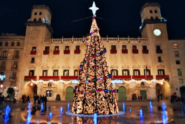 El PSOE preadjudica las luces de Navidad y da un plazo extra para cumplir un requisito   