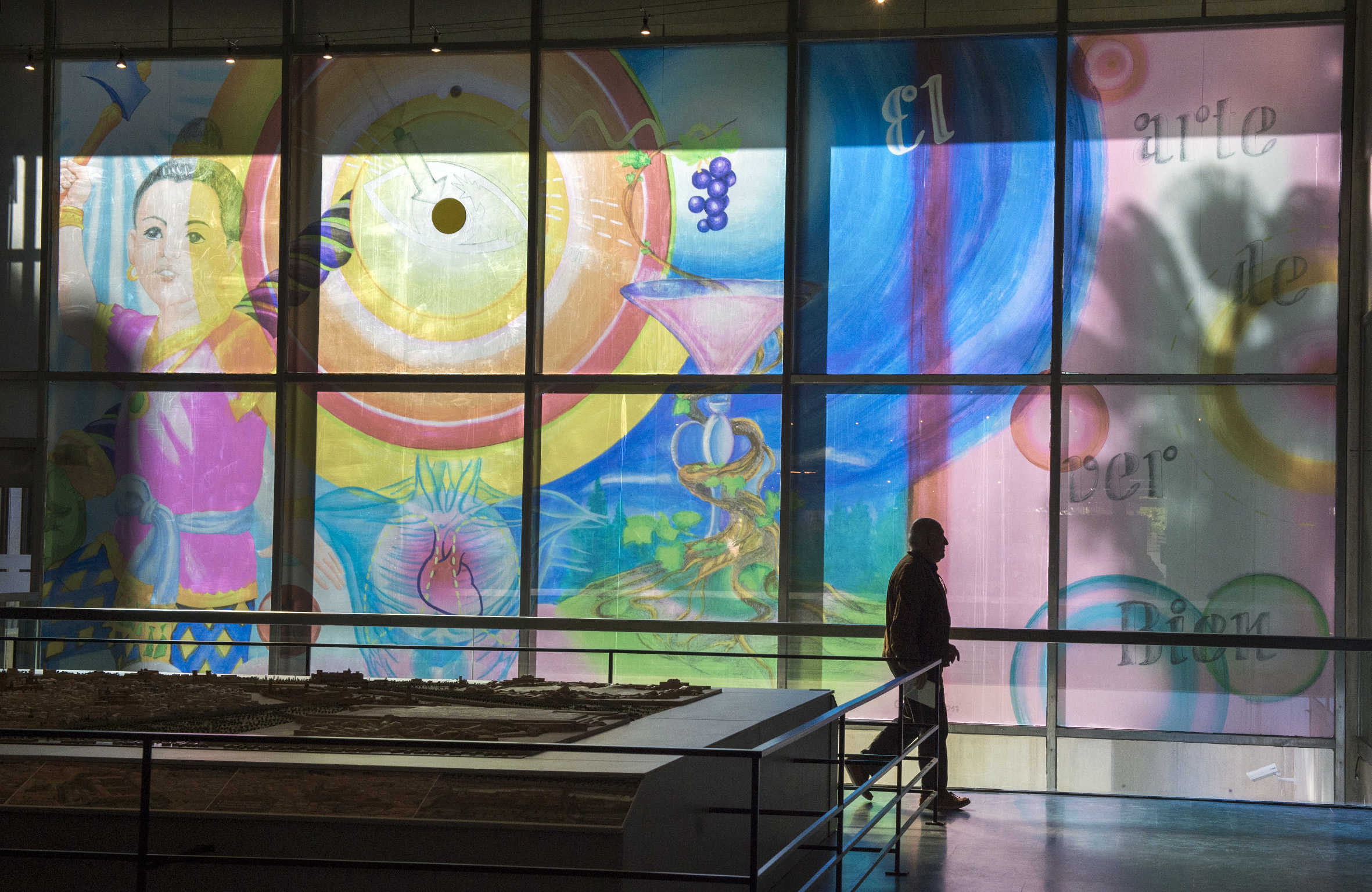 El arte de ver bien: el pop kitsch y feminista de Cari Roig trepa los muros del MuVIM