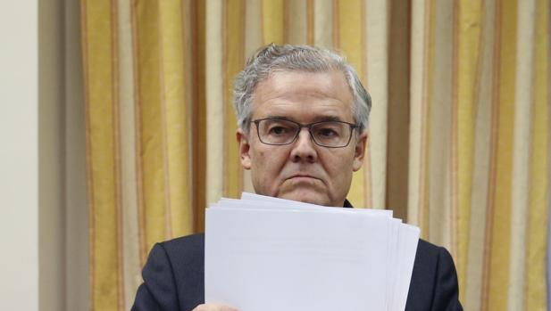 Albella (CNMV) insta a quitar 'dinosaurios' de los consejos de administración de grandes empresas