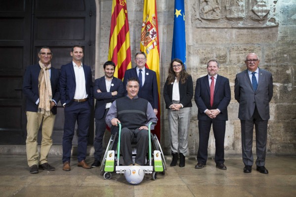 Ortoprono presenta la única silla de ruedas a nivel mundial que permite practicar fútbol a la Generalitat 