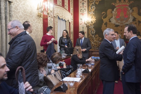 PP y Cs reclaman transparencia al PSOE en los contratos del alumbrado navideño
