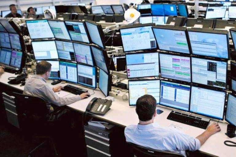 La banca evita que el Ibex 35 cierre por debajo de los 10.000 puntos