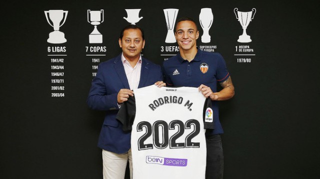 Rodrigo renueva con el Valencia CF hasta 2022