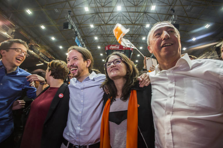 Pablo Iglesias, Mónica Oltra y Joan Baldoví en un mitin conjunto en València. Foto: EVA MÁÑEZ - 