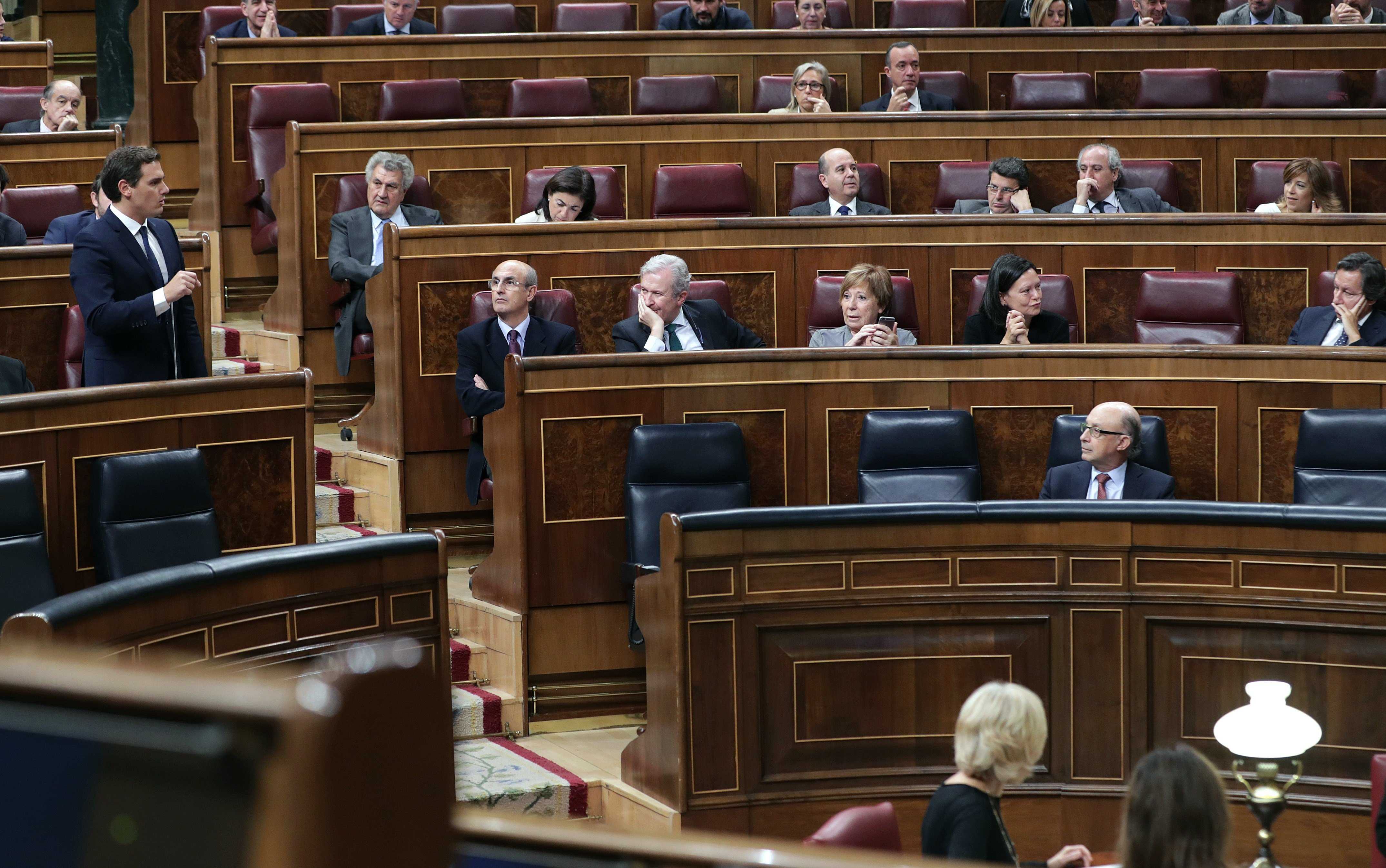 Albert Rivera se dirige a Cristóbal Montoro durante la sesión. Foto: EFE/Zipi - 