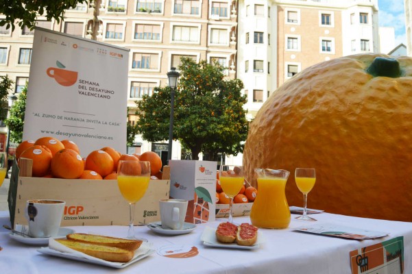 Zumo de naranja gratis para promocionar el desayuno valenciano