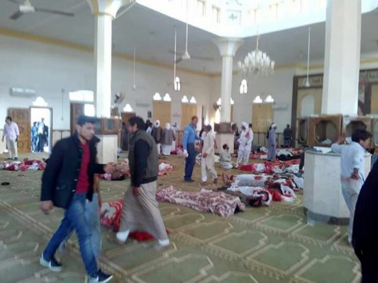 Al menos 235 muertos y 130 heridos en un atentado contra una mezquita en el Sinaí