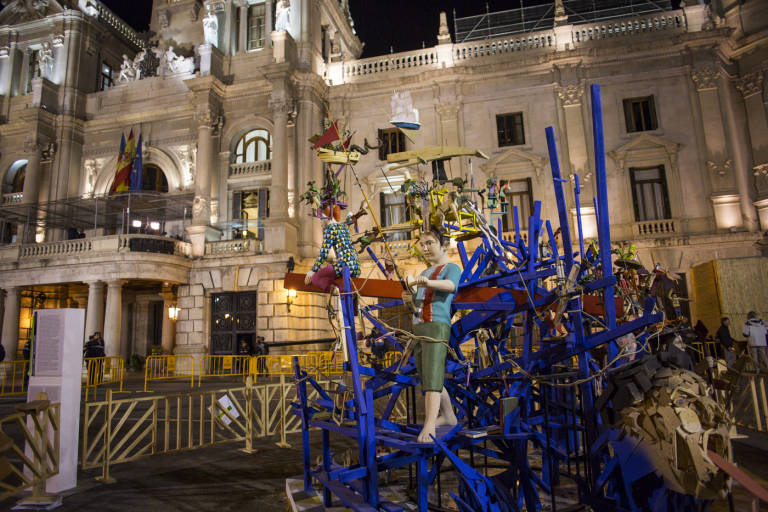 València 'planta' un monument per celebrar la declaració de les Falles com a Patrimoni de la Humanitat