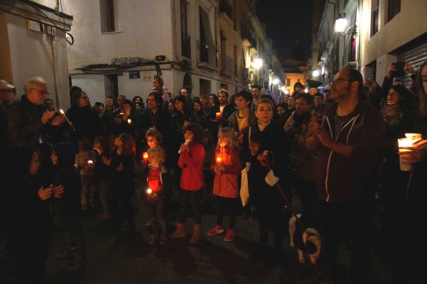 Un entierro simbólico en Ciutat Vella denuncia la expulsión de vecinos por los pisos turísticos