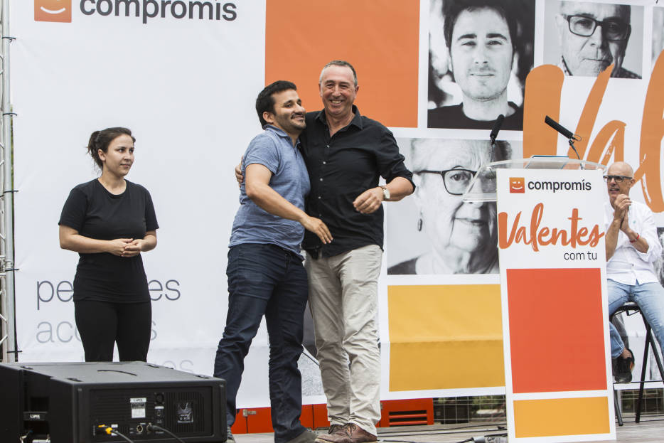 Vicent Marzà y Joan Baldoví se abrazan en un acto de Compromís. Foto: EVA MÁÑEZ - 