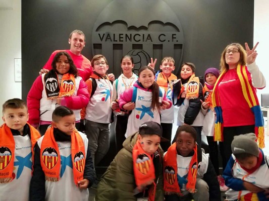 El Valencia CF y la Obra Social ”la Caixa” llevan a niños y niñas en riesgo de exclusión al partido de liga contra el FC Barcelona
