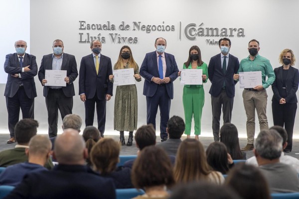 Entrega de diplomas en la Escuela de Negocios Lluís Vives de Cámara Valencia (Fotos: MARGA FERRER)