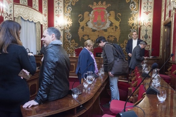 Primer asalto del asedio a Echávarri: un pleno con 19 minutos para que la oposición pida su renuncia