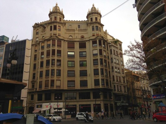 Los empresarios Pla y Ballester fundan una sociedad para explotar su edificio en la calle Colón