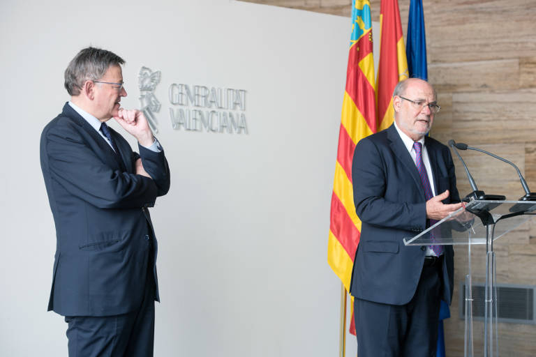 El presidente Ximo Puig escucha atentamente a Andrés García-Reche tras su toma de posesión. Foto: RAFA MOLINA - 