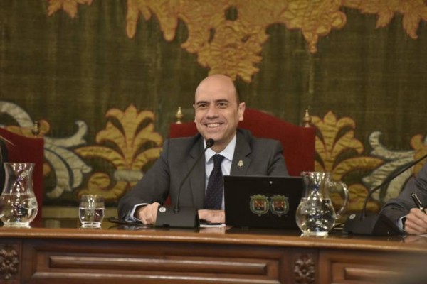 El reparto de sueldos: Echávarri plantea que el PP gane dos y Cs, uno a costa de Guanyar y Compromís