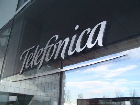 Telxius, filial de Telefónica, renueva su consejo para dar entrada a KKR

