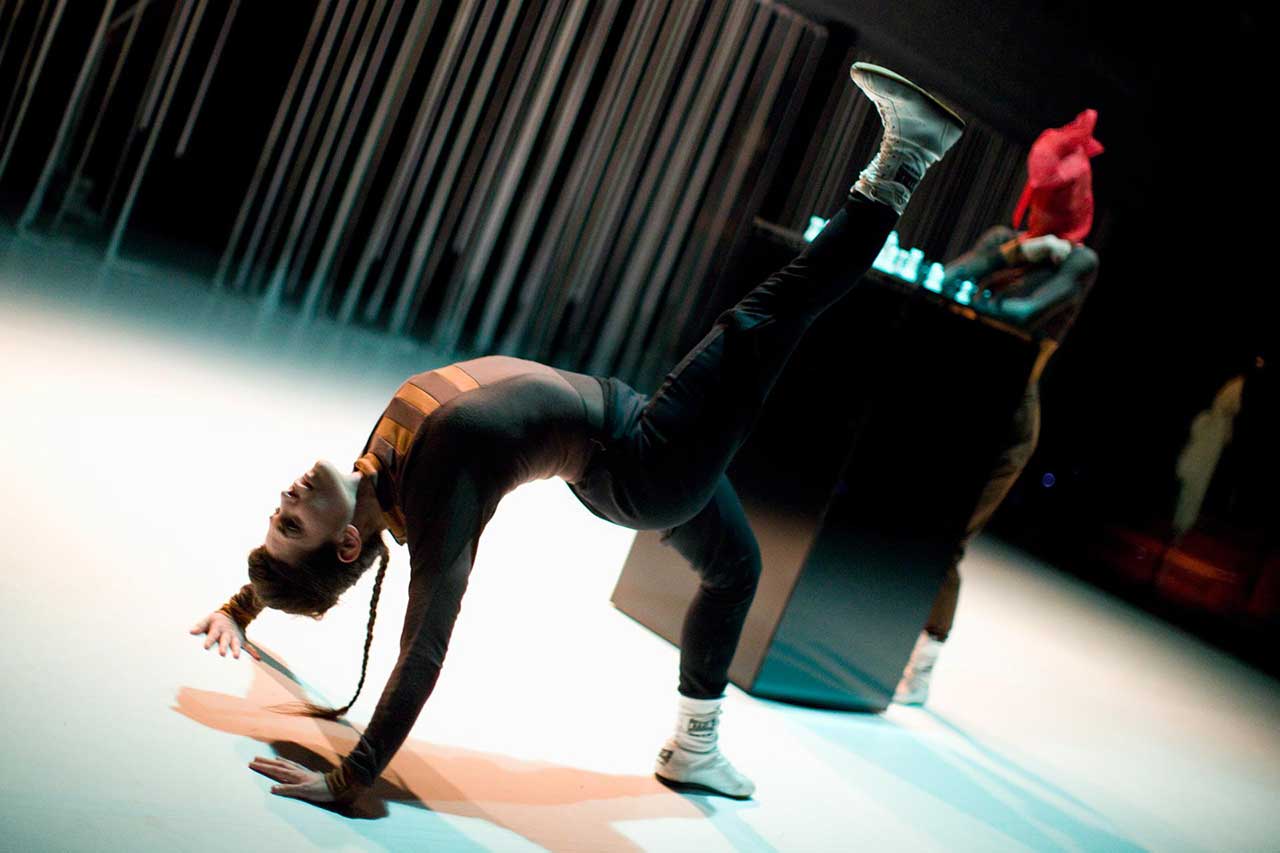 El Teatre El Musical se convierte en un enorme tablero donde se baila ajedrez 