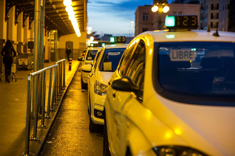 Los taxistas valencianos realizarán un paro absoluto de 20 horas este miércoles 