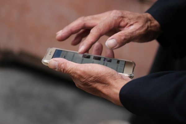 Siete de cada diez jubilados usan WhatsApp y aseguran que se sienten jóvenes y con ganas de aprender