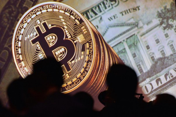 El 'bitcoin' supera los 11.000 dólares con pánico al estallido de la burbuja