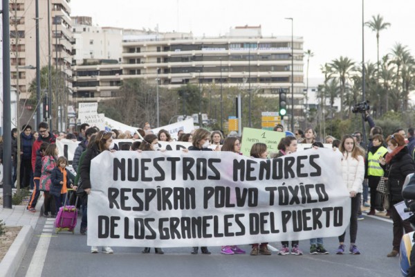 El enredo de los graneles: la oposición pide naves cerradas y el PSOE rompe el consenso de les Corts  