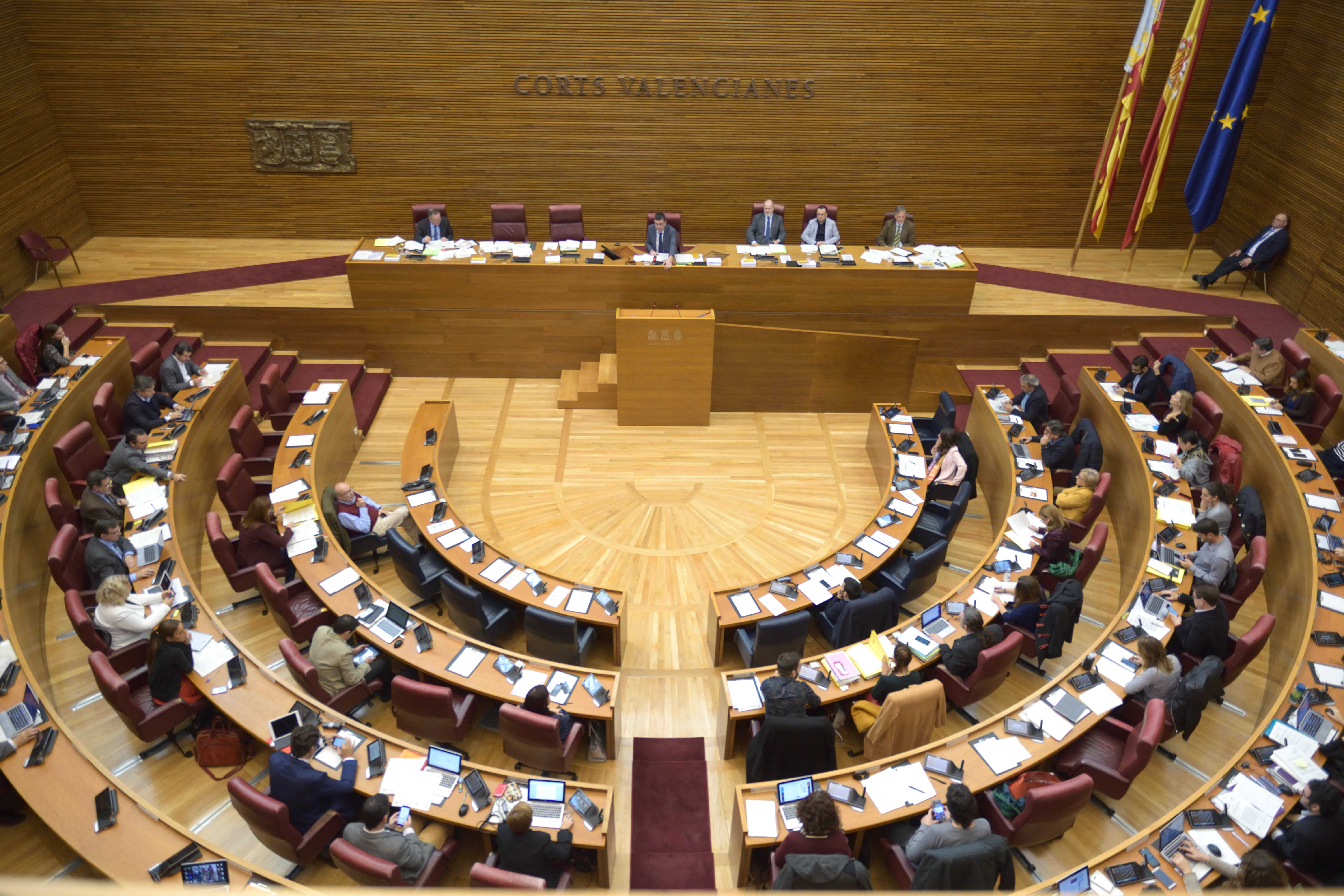 Les Corts piden exigir la retirada de los recursos al TC de las leyes de vivienda y pobreza energética