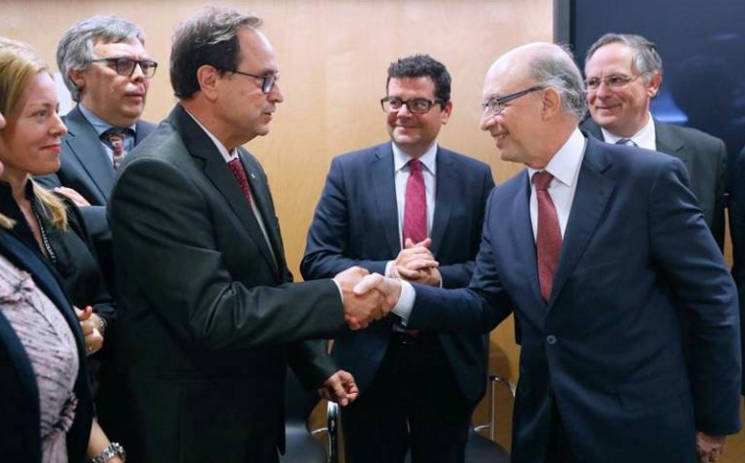 El conseller Soler saluda al ministro Cristóbal Montoro, ante la mirada de la secretaria autonómica Clara Ferrando. - 