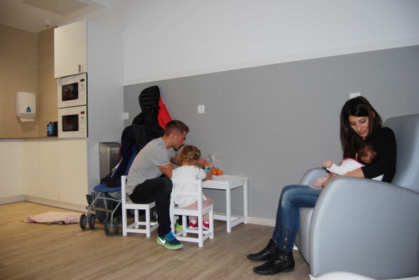 El Aeropuerto de Alicante-Elche amplía sus
servicios con una sala de lactancia