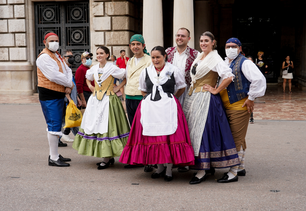 La plaza del Ayuntamiento de València acoge la Fira de les Comarques (Fotos: Eduardo Manzana)