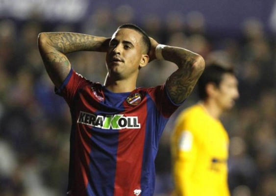 El Levante supera sus bajas y saca un valioso punto en La Rosaleda
