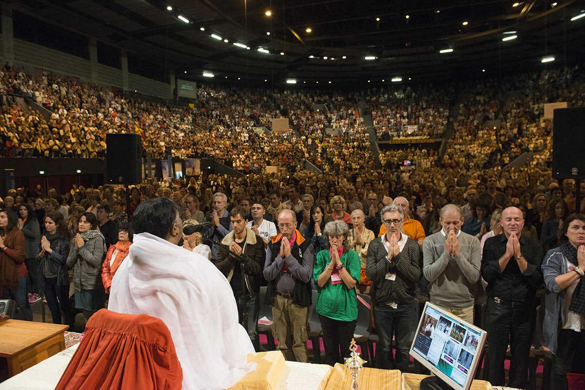Uno de los encuentros de Amma con sus seguidores. - 