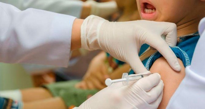 Una enfermera vacuna a un niño. Foto: EFE  - 