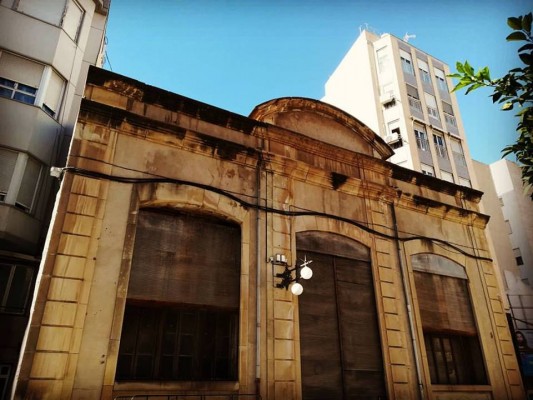 La Comisión de Patrimonio del Consell de Cultura se vuelca con el edificio Riegos El Progreso

