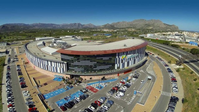 Tesla colocará cargadores de coches en los centros comerciales de la socimi Lar